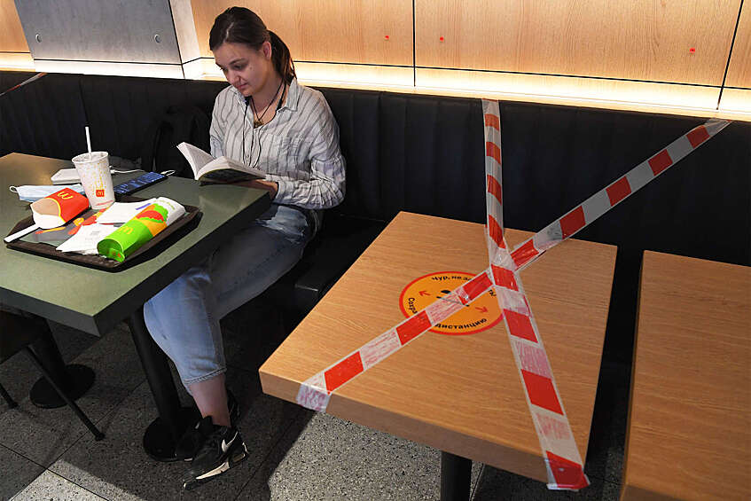 Работа ресторана McDonald's на Пушкинской площади после введения новых ограничений для посетителей, июнь 2021 года