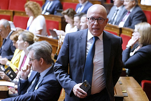 Глава побеждающей партии "Республиканцы" исключил коалицию с партией Макрона