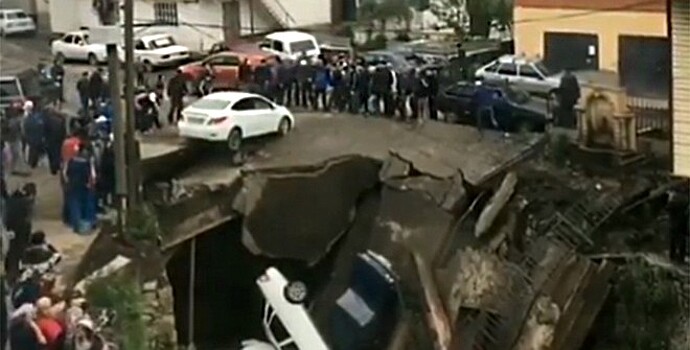 Самодельный мост с машинами рухнул в Дагестане