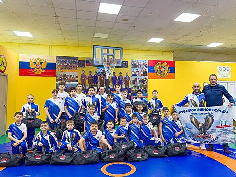 Олимпийский чемпион передал спортивную экипировку для детей из курского приграничья