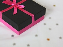 Женщина получила записку в посылке и испугалась ее содержания