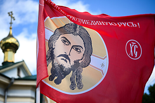 В России могут признать госсимволом знамя со Спасом Нерукотворным