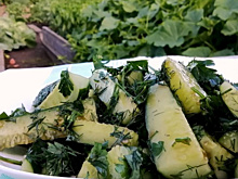 Закуска из свежих огурчиков на скорую руку. Не стыдно и гостям подать