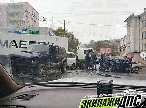 Авария блокировала центральную улицу Владивостока