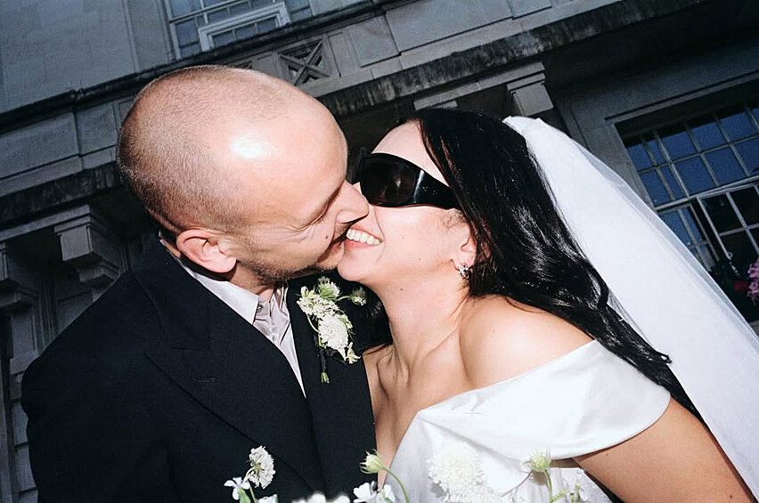 Charli XCX и Джордж Дэниел.   Певица и барабанщик заключили брак в Лондоне, а вечеринка по случаю свадьбы превратилась в рейв. После обеда в итальянском ресторане невеста на вечер переоделась — из мини-платья Vivienne Westwood в такое же короткое Saint Laurent.