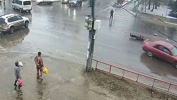 Женщина угодила под колеса машины на оживленном переходе в Рыбинске
