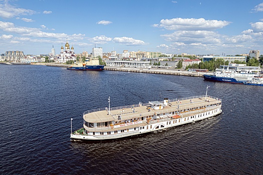 "Гоголь" выпустил пар. В Архангельске на Северной Двине начал навигацию самый старый колесный пароход "Николай Гоголь"