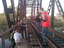 «Не ломайте светильники»: ярославцы за свой счёт поставили фонари в опасном месте