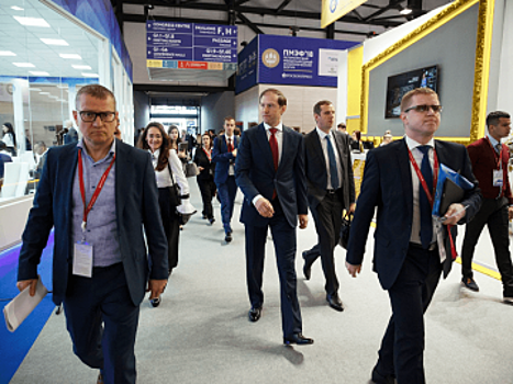Денис Мантуров провел ряд международных встреч в ходе первого дня ПМЭФ-2018