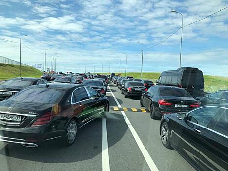 Десятки авто столпились на подъезде к «Экспофоруму» в Петербурге: «Никогда такого бардака не было»