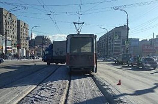 В Орске грузовик и трамвай не поделили дорогу