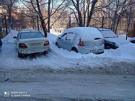 Припаркованные на Наумовской улице в Саратове иномарки мешают работам коммунальщиков