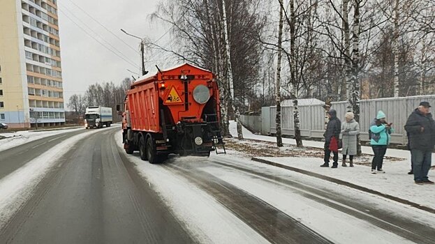 На улицах Кирова над уборкой снега трудятся более 50 единиц техники и 100 рабочих