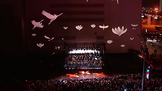 Минутой молчания начался концерт в память о жертвах перед «Крокусом»