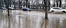 В Кирове снова затопило Октябрьский проспект в районе танка