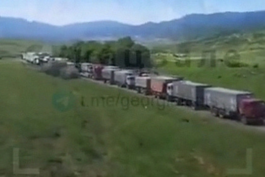 Гигантское скопление фур на границе России и Грузии попало на видео