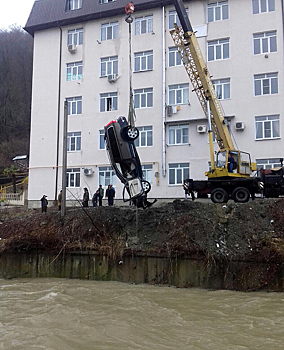 Внедорожник скатился в сочинскую реку