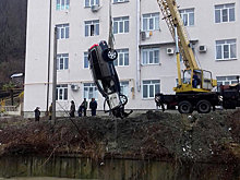 Внедорожник скатился в сочинскую реку