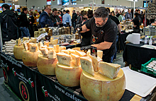 Технологичная борьба с контрафактом: в Италии стали чипировать сыр пармезан