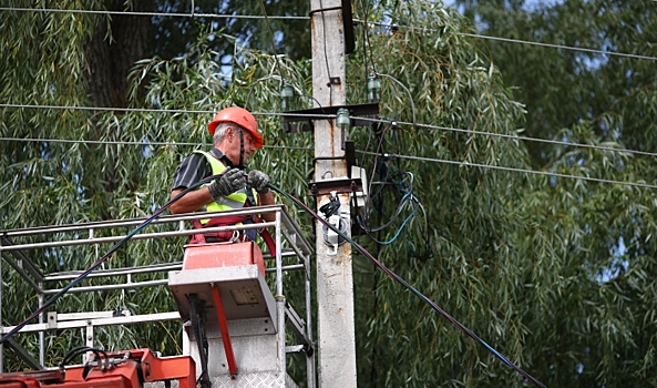 В селах Волгоградской области продолжают обновлять электросети