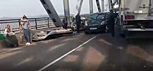 Спасатели вытащили водителя из разбитой машины на Комсомольском мосту