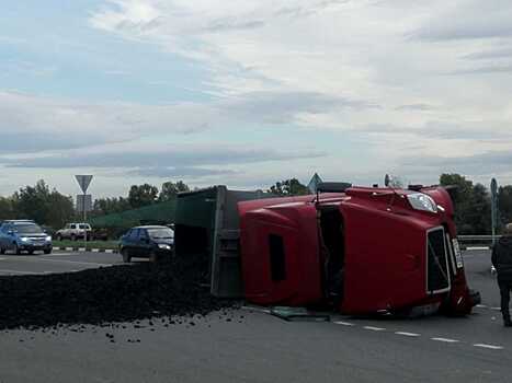 Груженная углем фура опрокинулась посреди дороги в Абакане