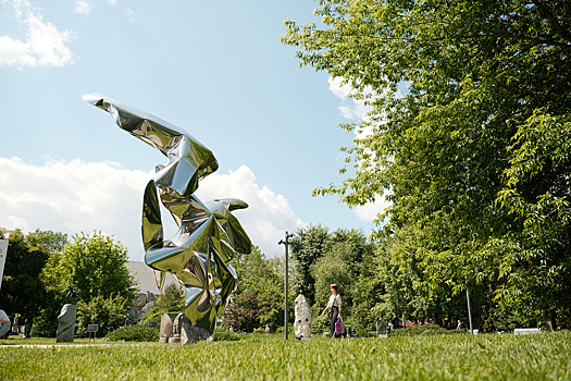 Новую футуристичную скульптуру установили в парке искусств «Музеон»