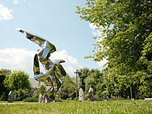 Новую футуристичную скульптуру установили в парке искусств «Музеон»