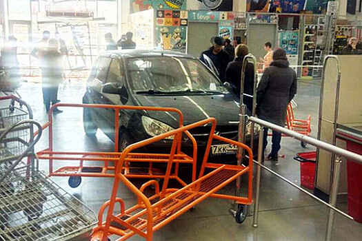 В Мурманске пенсионер на Hyundai перепутал педали и въехал в магазин