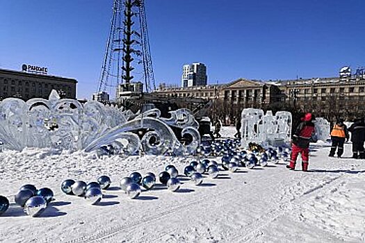 Новогоднюю ель разбирают на площади им. Ленина в Хабаровске