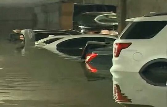 В одном из аэропортов Техаса из-за дождя пострадали 30 автомобилей