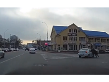 В Краснодаре на ул.Суворова иномарка сбила двоих пешеходов