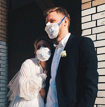 Таисия Вилкова и Семён Серзин запечатлели первый брачный поцелуй сквозь маски