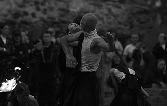 Под открытым небом. Курентзис создал театральную труппу и привез на гастроли в Армению