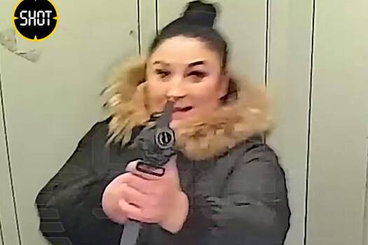 Россиянка с одного выстрела пробила камеру в лифте и попала на видео