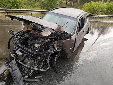 В Тольятти автомобиль BMW врезался в световую опору