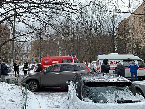 В Москве иномарку выкинуло на остановку с людьми после ДТП