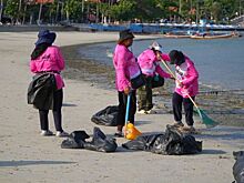 Мэр Патонга поучаствовал в уборке заваленного водорослями пляжа