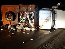 «Копейка» опрокинула мусоровоз: пострадали двое
