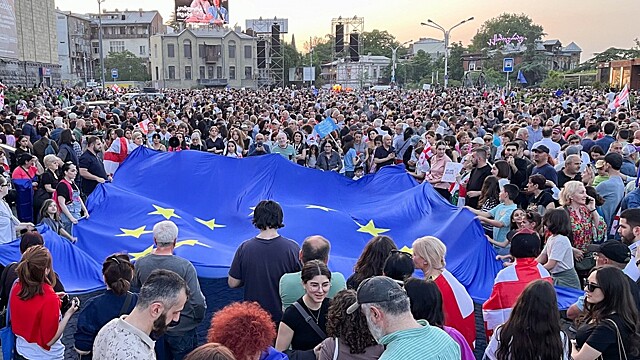 В Тбилиси проходит митинг против закона об иноагентах
