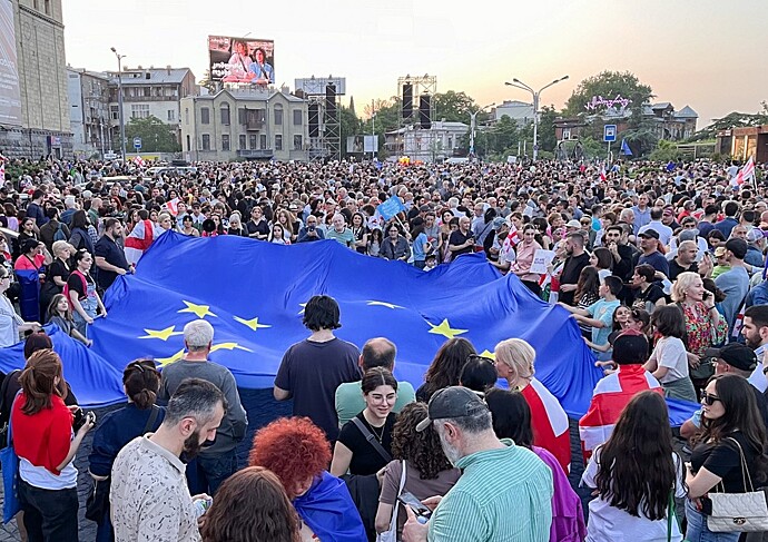 В Тбилиси проходит митинг против закона об иноагентах