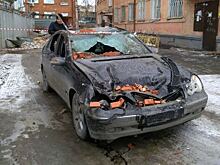 В Новосибирске на иномарку упали кирпичи со строящегося дома