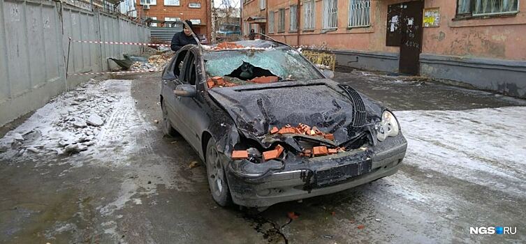 В Новосибирске на иномарку упали кирпичи со строящегося дома