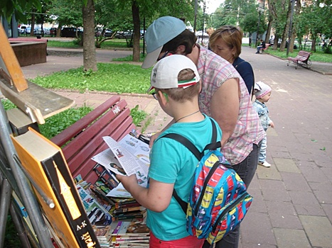 Соколинцы продолжают заниматься буккроссингом в сквере на Щербаковской