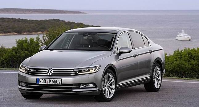 Стартовые комплектации Volkswagen Passat подешевели в России
