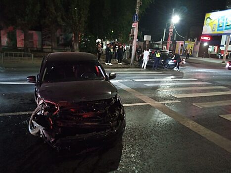 В Саратове в вечернем ДТП пострадали пять человек в Volkswagen Polo