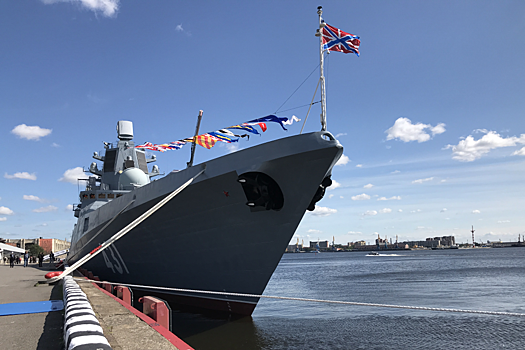 Корвет "Гремящий" показал себя на морском салоне в Петербурге