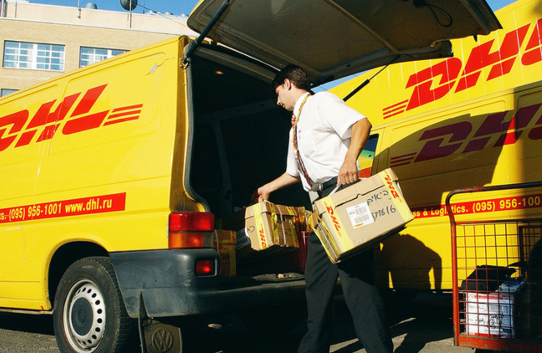 Dhl international. Курьер DHL. DHL доставка. DHL экспресс. DHL курьеры Россия.