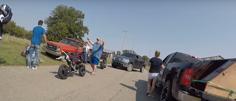 ММА отдыхает: водители пикапов схлестнулись с байкерами