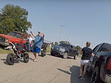 ММА отдыхает: водители пикапов схлестнулись с байкерами